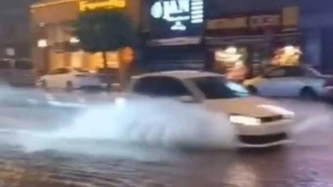 Şiddetli Sağanak Hatay’ı Vurdu: Sokaklar Suya Gömüldü! 1